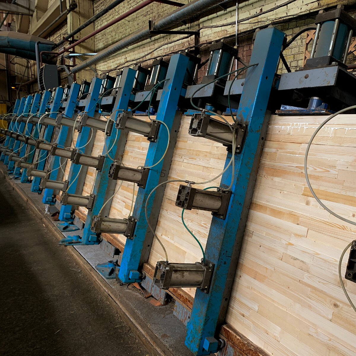 Процесс склеивания бруса