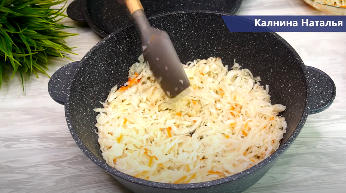 Щи с квашеной капустой и фрикадельками