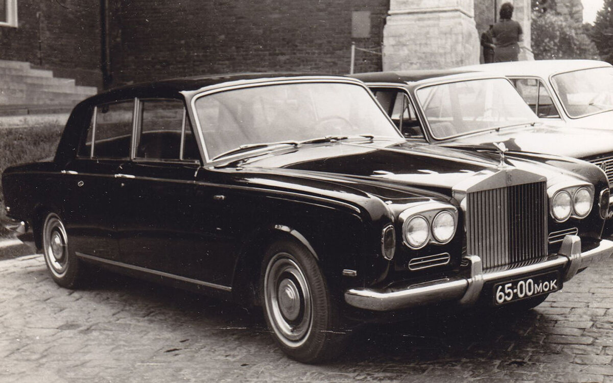
Rolls-Royce Silver Shadow, в общем-то, не особенная редкость. Это одна из самых массовых моделей в истории фирмы. Но в советской Москве на машину смотрели во все глаза. По крайней мере, один такой автомобиль был приписан к ГОНу, а принадлежал фактически генсеку Брежневу. Есть версия (с которой согласны не все), что именно генсек попал за рулем этого Роллса в аварию, после чего машину не ремонтировали. Позднее она в таком же состоянии попала в Рижский мотор-музей, где находится и сейчас.
