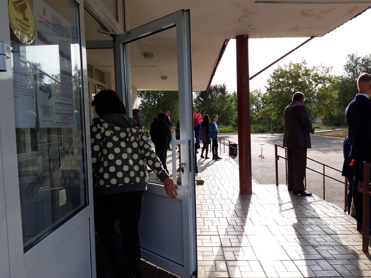 Это была суета перед первым звонком моего последнего года в школе)