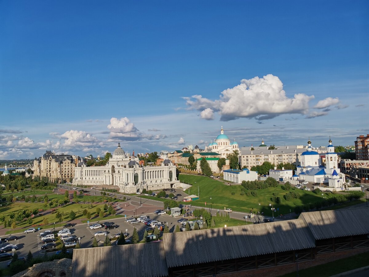 Вид со смотровой площадки в казанском кремле на дворец земледельцев - фото автора
