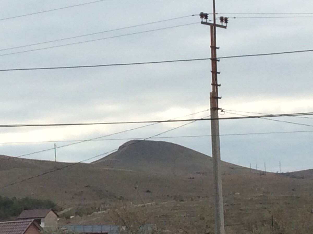 Сегодня вид с балкона довольно скучный - жемчужно-серые облака почти без всякой структуры - однородная пелена, ничего не обещающая (осадков, например), но и не скрывающая мелких деталей вдали