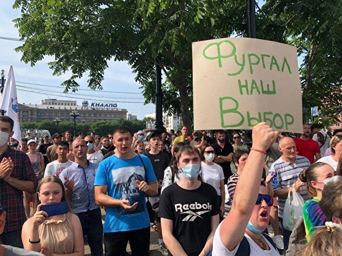 Фото ежедневно протестующей толпы https://img.znak.com