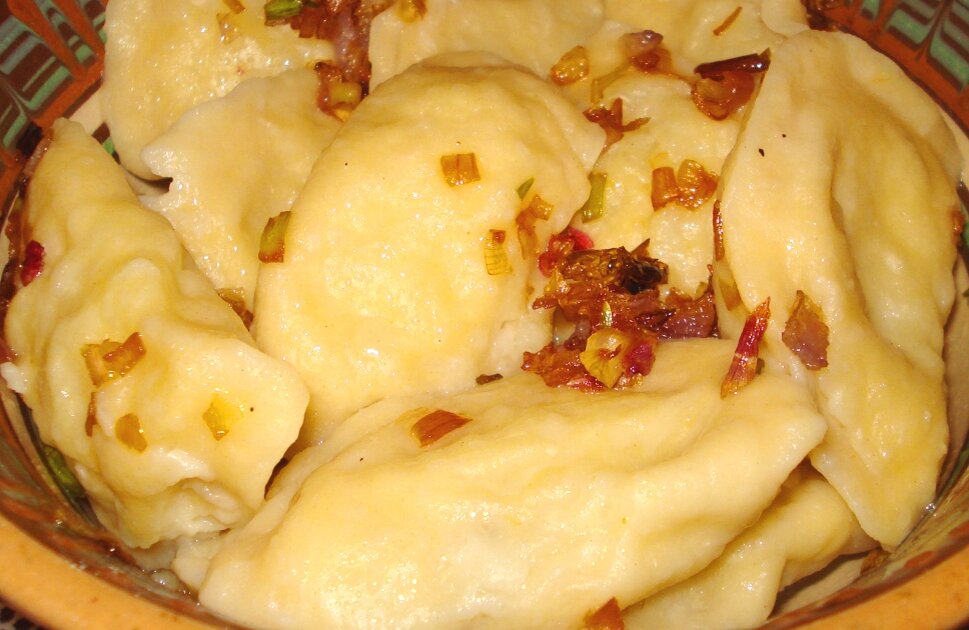 Вареники с сырым картофелем и чесноком.