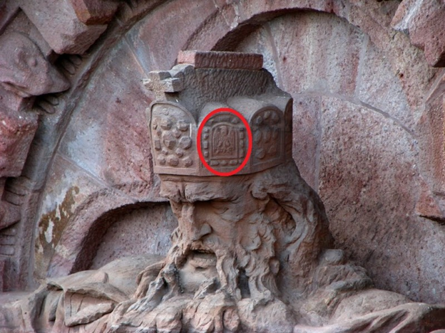 Орёл на старинном памятнике королю Фридриху Барбароссе (XII в.). Фото в свободном доступе.