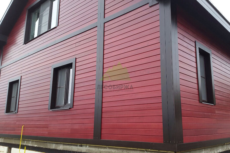 
Фото 1. Крашенный планкен на фасаде