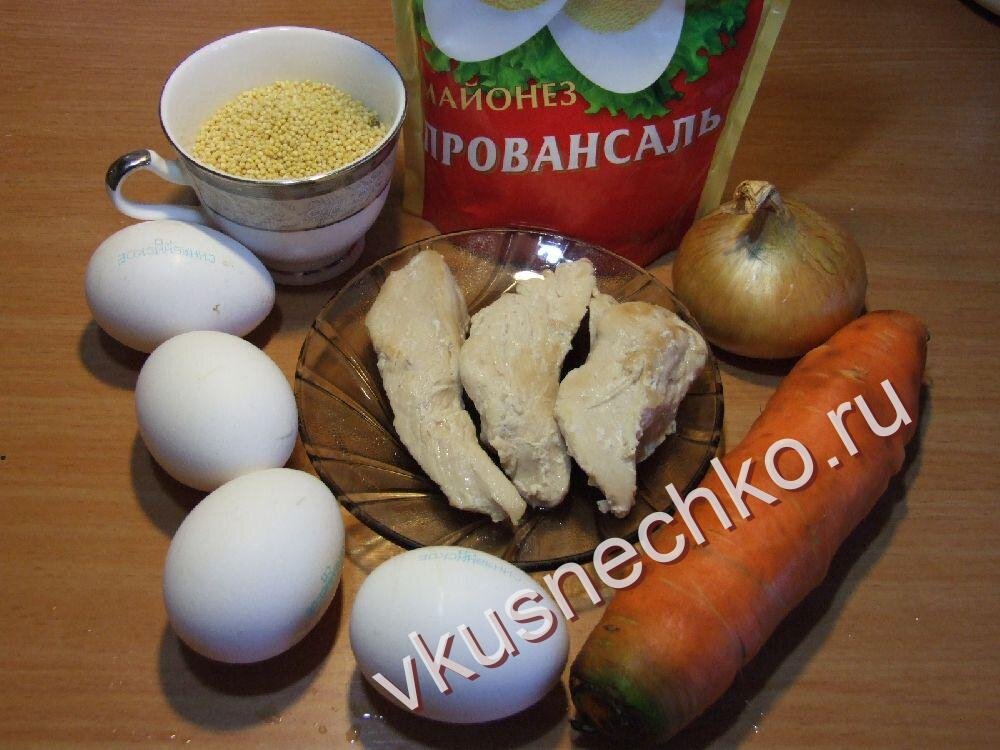 Ингредиенты для приготовления салата Цыпленок: яйца, курица, пшено, морковь, лук.