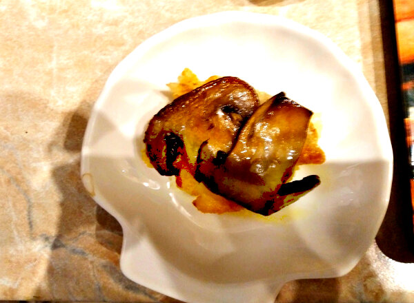 Смажьте форму маслом, уложите рыбу. Сверху - жареные грибы