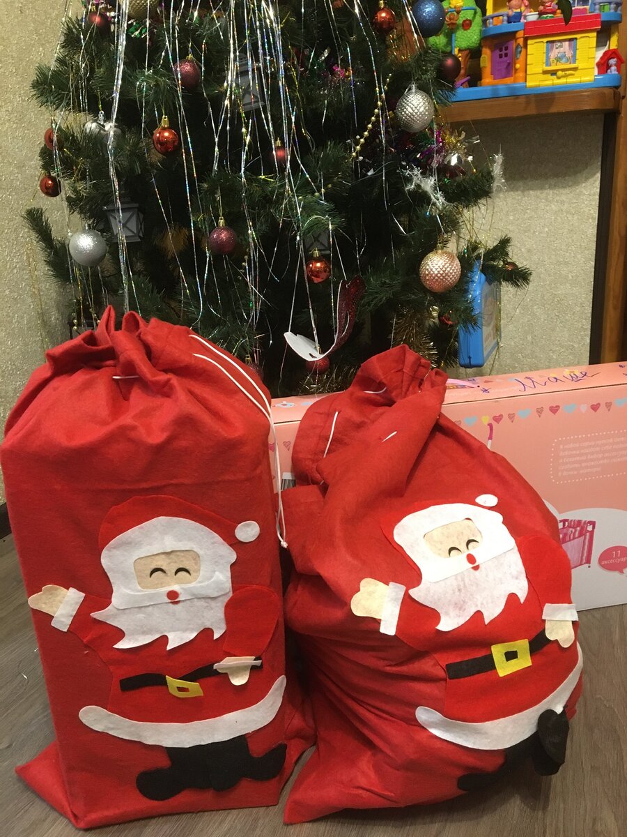 Уже несколько лет мы дарим подарки по одному сценарию- и пока он никому не надоел)))