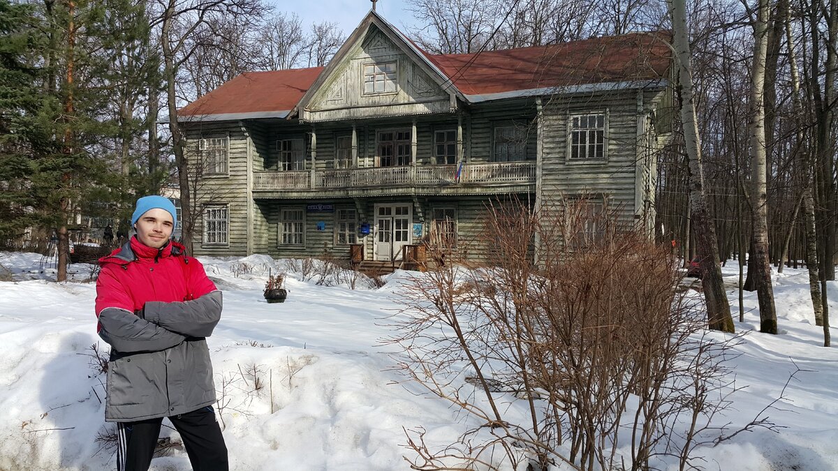 На пути попался вот такой прекрасный особняк, к сожалению, его истории я не знаю, если кто то из нижегородской области и бывал в местах около Зелёного города - напишите в комментариях, будет интересно 😊