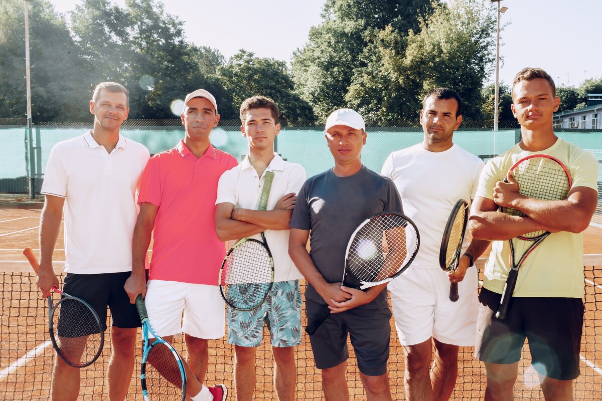 Игра в теннис.