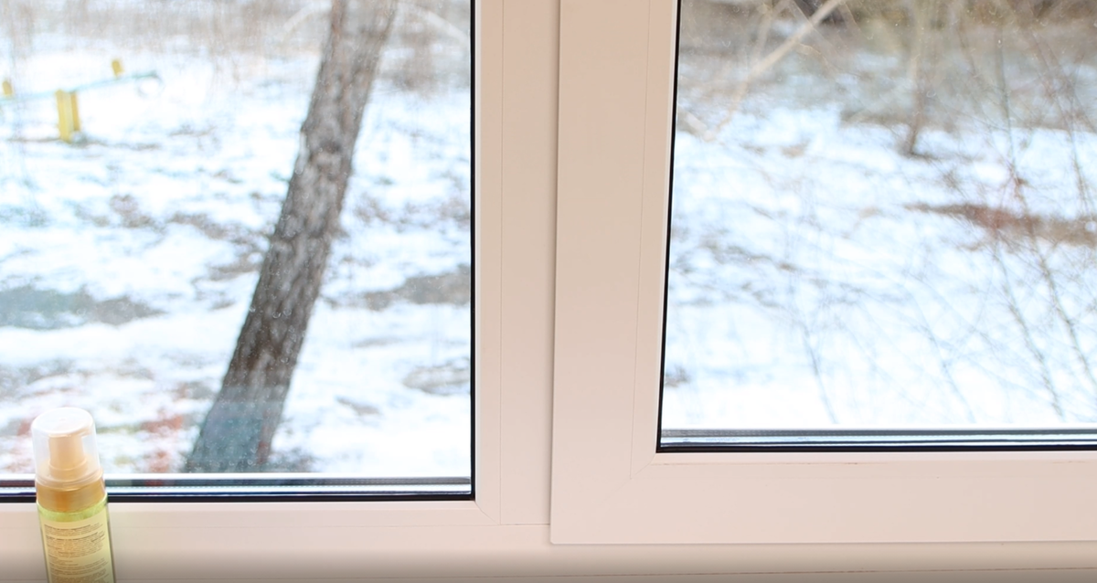 почему в мороз потеют пластиковые окна. почему потеют пластиковые окна. разводы внутри стеклопакета. почему в мороз потеют пластиковые окна. утеплитель для подоконника.