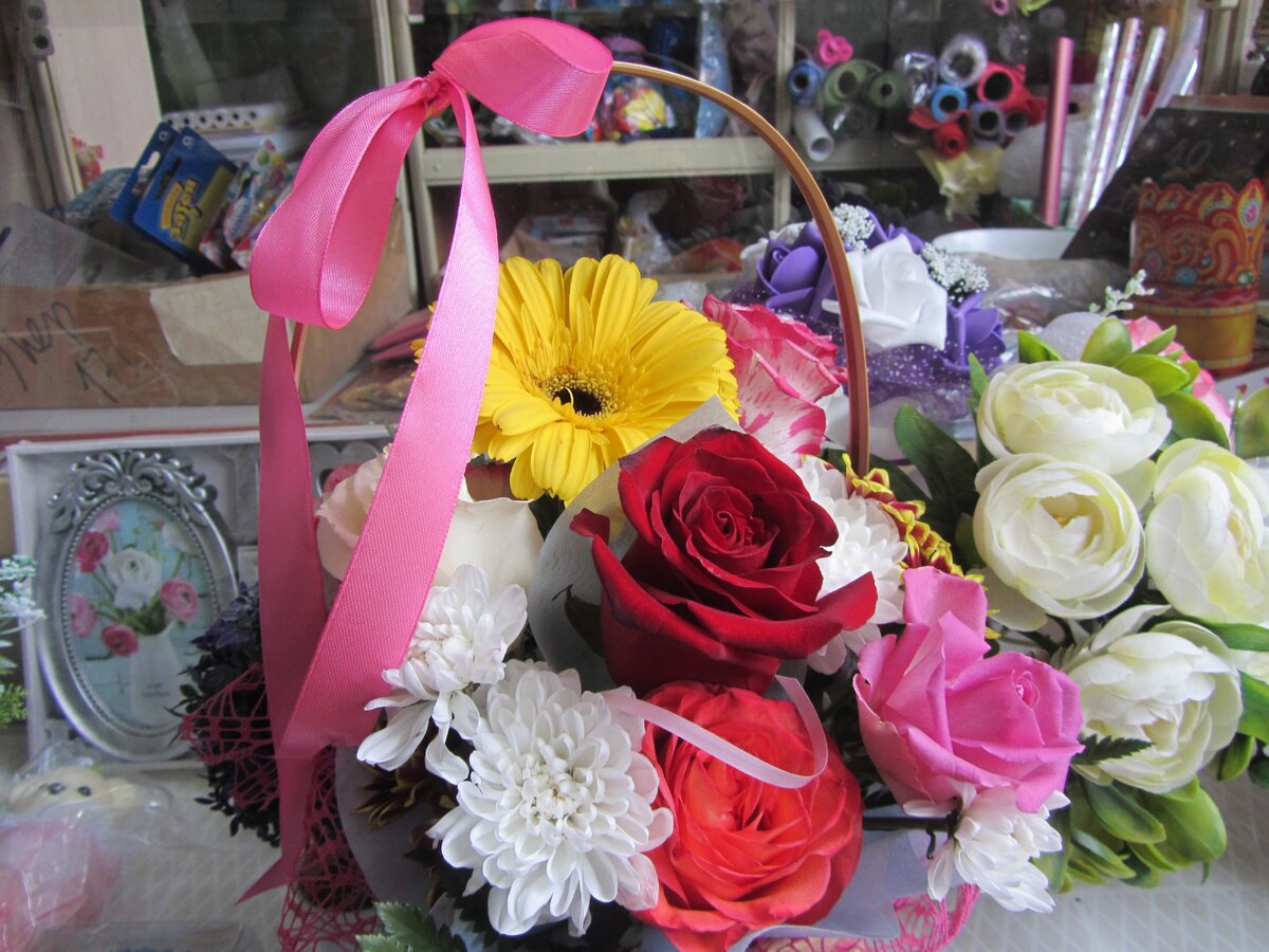 Хороший подарок, красивый букет и нестандартное поздравление