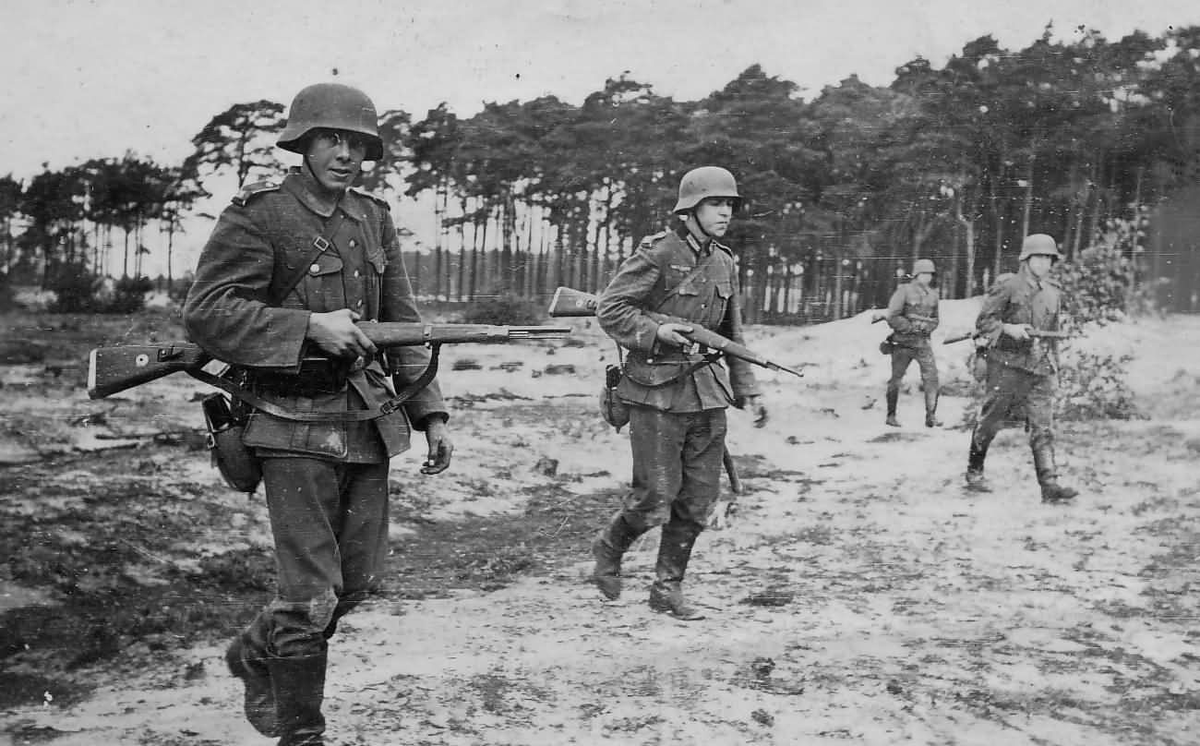 Солдаты вермахта. Немецкий солдат вермахта. Wehrmacht 1945. Ваффен СС 1945. Пехота вермахта на Восточном фронте.