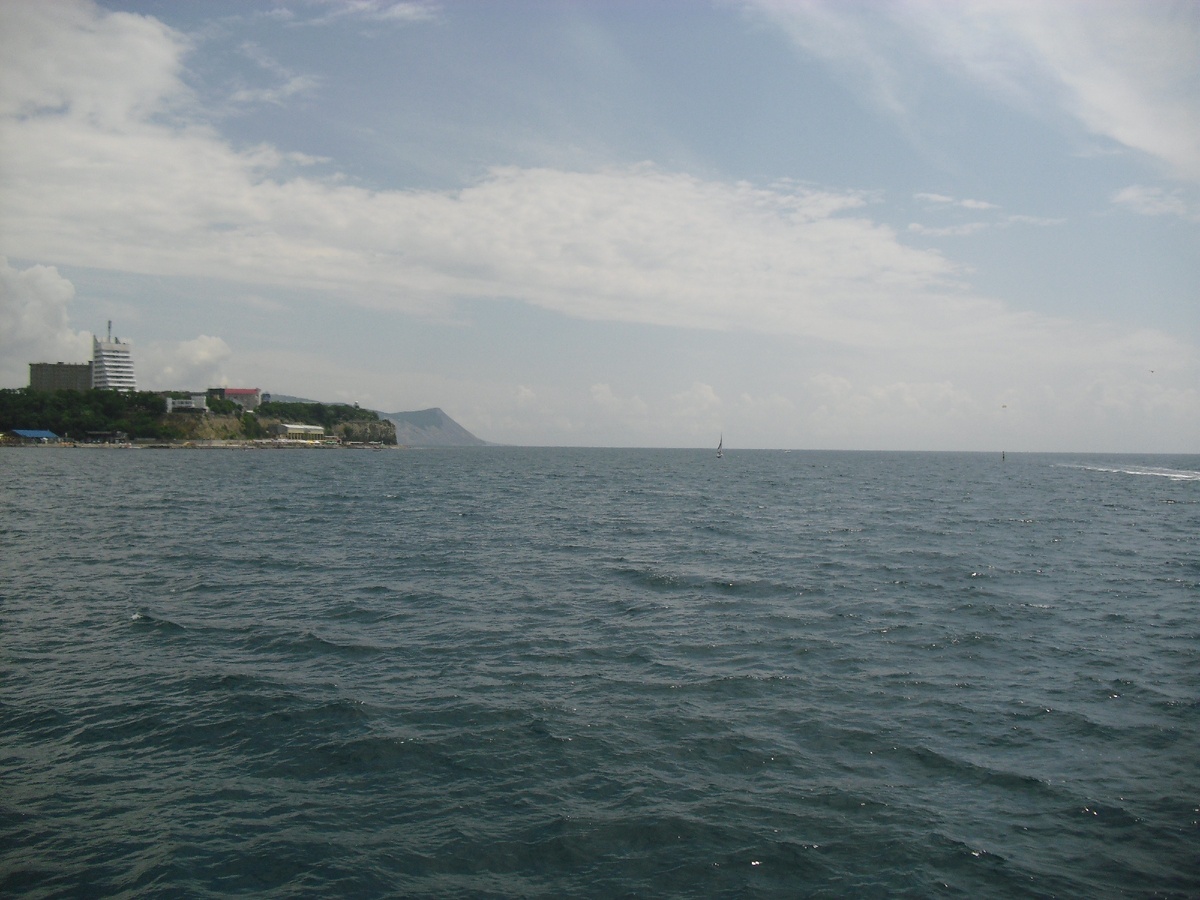 Черное море, вдали берег Анапы 