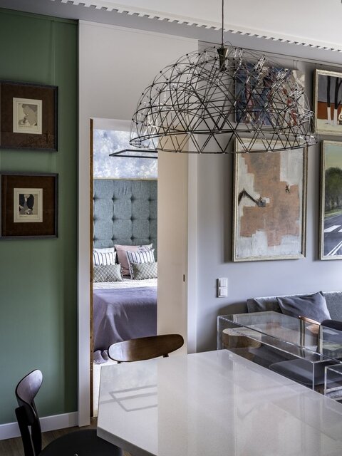 Фрагмент обеденного стола в открытом пространстве кухни-гостиной. Авторы проекта: Илья Хомяков, Светлана Хомякова.