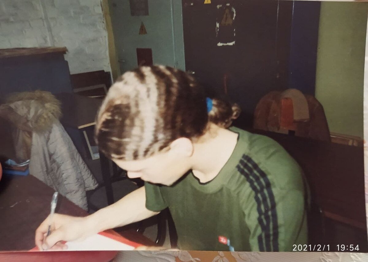 Я в мастерской над чем то кроплю. 