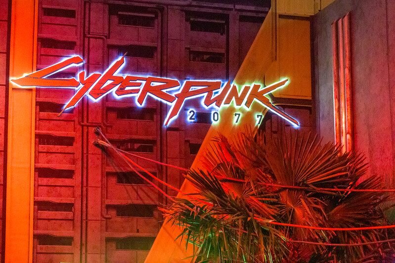  "Cyberpunk 2077 Kulisse in rotem Licht und beleuchteter Schriftzug" , Marco Verch , CC BY 2.0