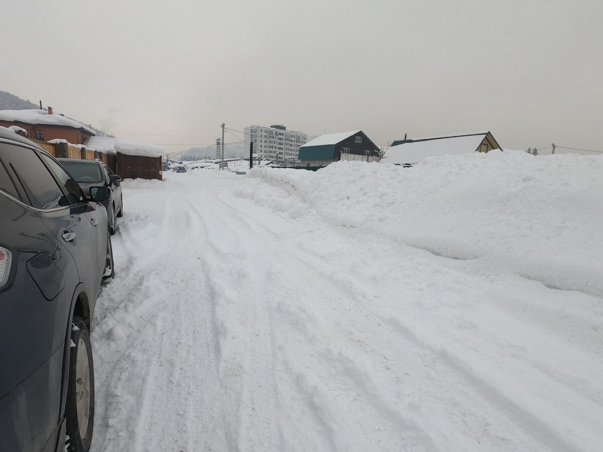 Проезжую дорогу в нашем переулке не чистят, поэтому мы с соседями вычищаем её сами.