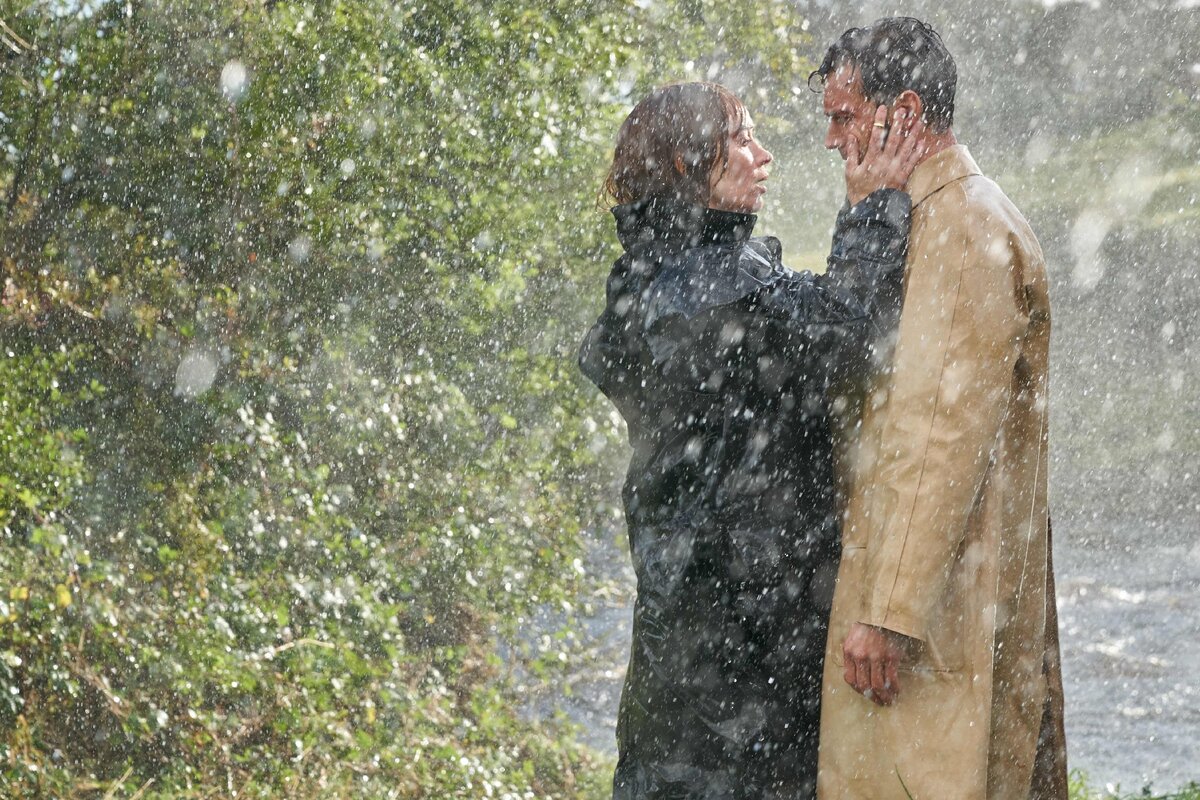 Эмили Блант и Джейми Дорнан.