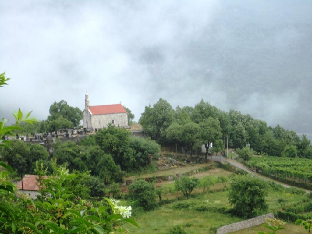 В деревне вид на церковь