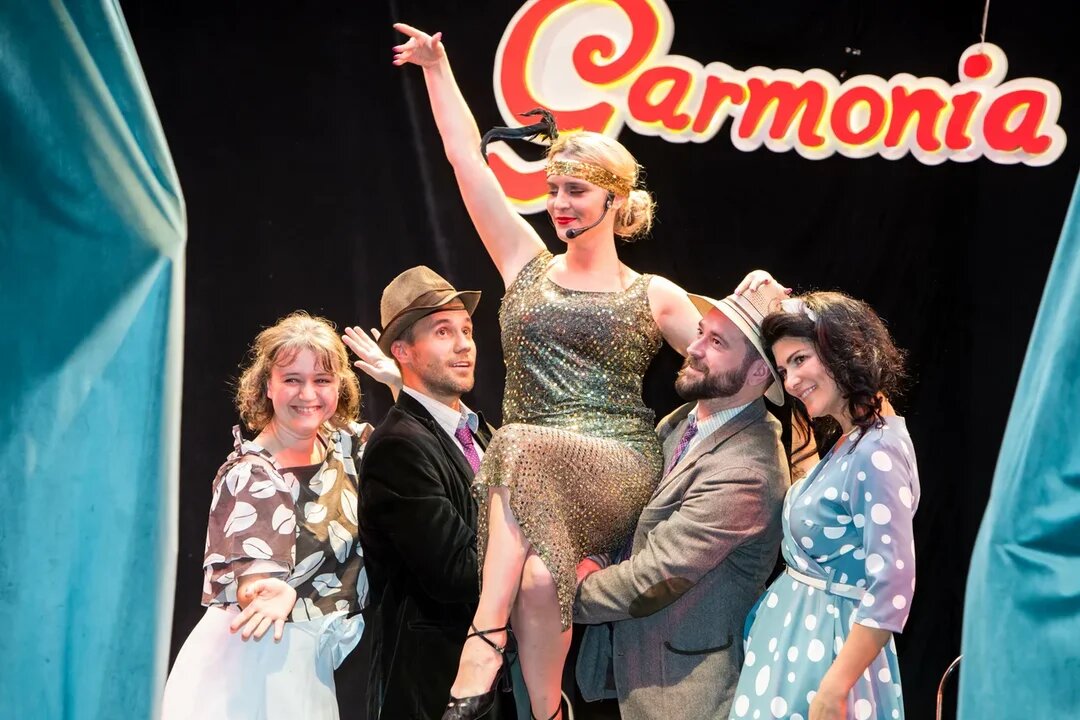 Фото из спектакля "Хеллоу, Долли!" Актеры: Анна Кузина, Михаил Рачнов, Дария Любивая, Сергей Горбачев, Полина Тузовская