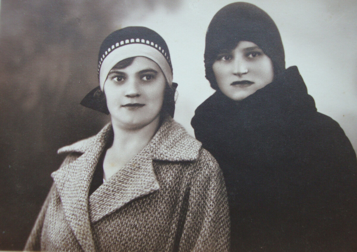 Бабушка (слева) со своей подругой, 1930 г. Из архива автора.