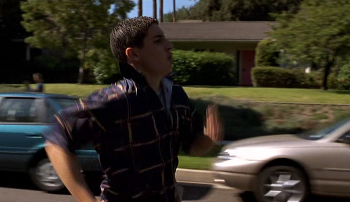 Джим бежит к Наде. Скриншот из фильма "Американский пирог" (США, 1999)