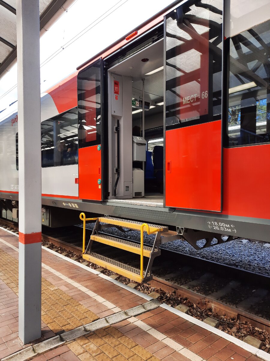 Фото автора.  Электричка красивая,очень всё чистенько, но будьте готовы подниматься по такой лестнице!