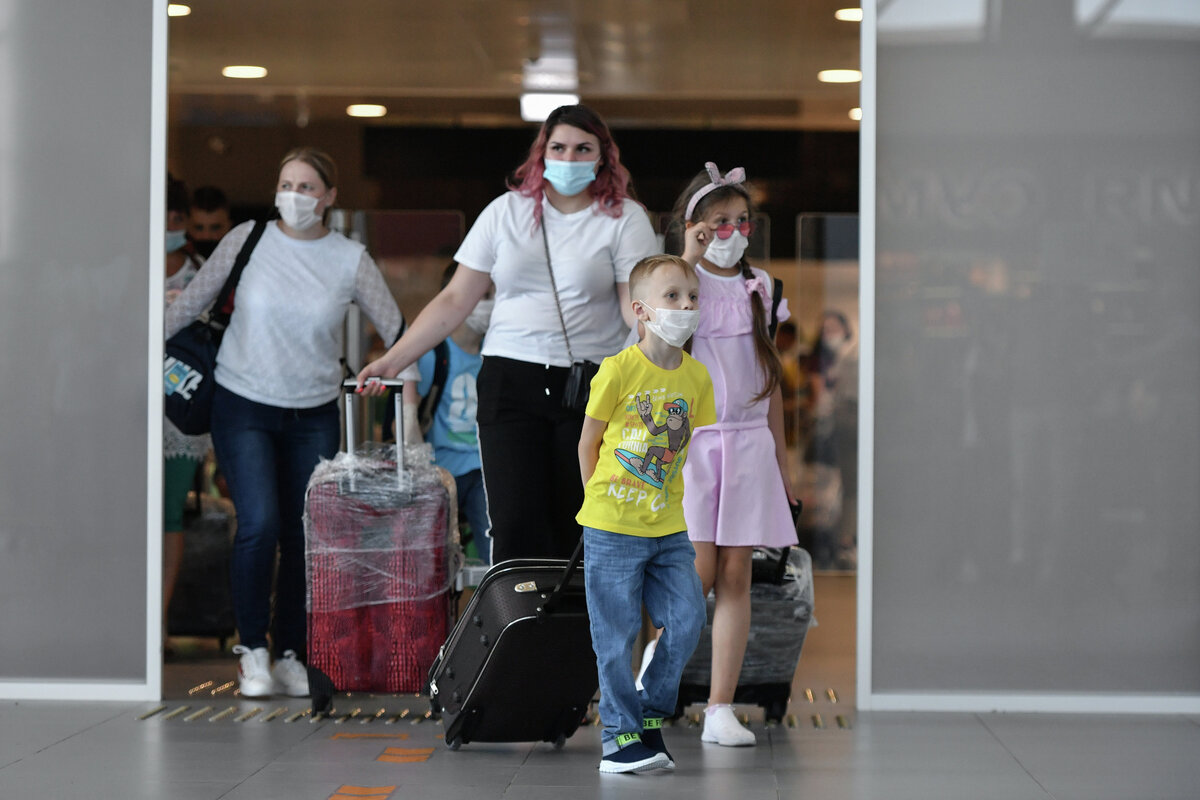 Пассажиры в аэропорту // Туристический портал Крыма, Константин Крестьянинов 