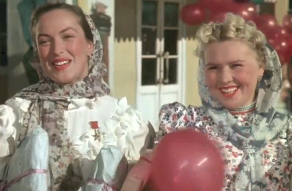 Екатерина Савинова и Клара Лучко. Кадр из кинофильма "Кубанские казаки", 1949 г., режиссер Иван Пырьев, сценарист Николай Погодин, композитор Исаак Дунаевский (скриншот)