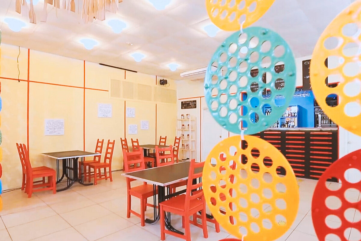 Новый интерьер: Деревянные палочки на потолке, в качестве декора листы А4 на стене. Скриншот "На ножах".