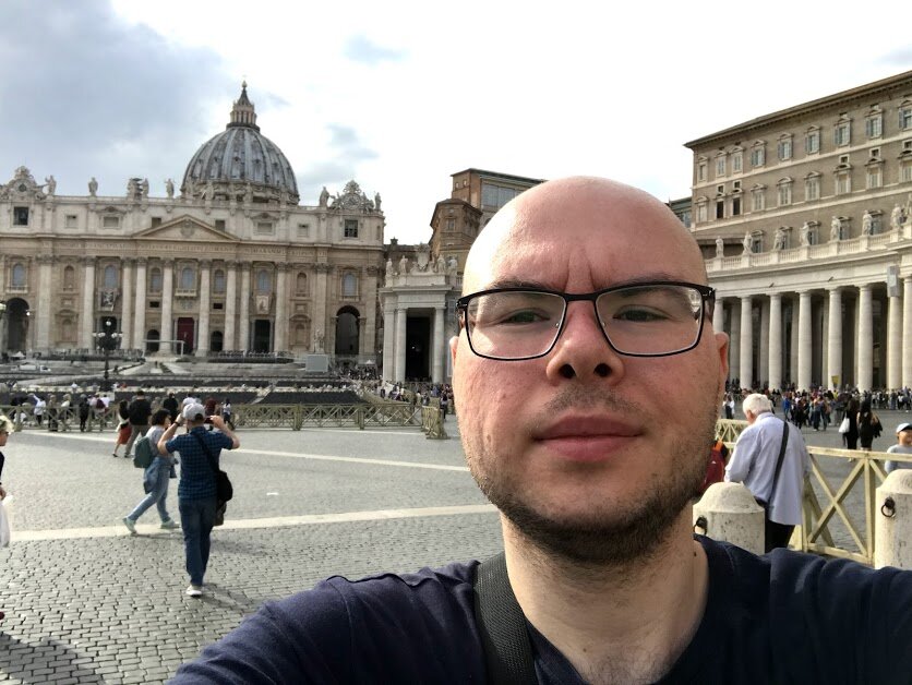 Мое фото на фоне папского дворца на площади Святого Петра