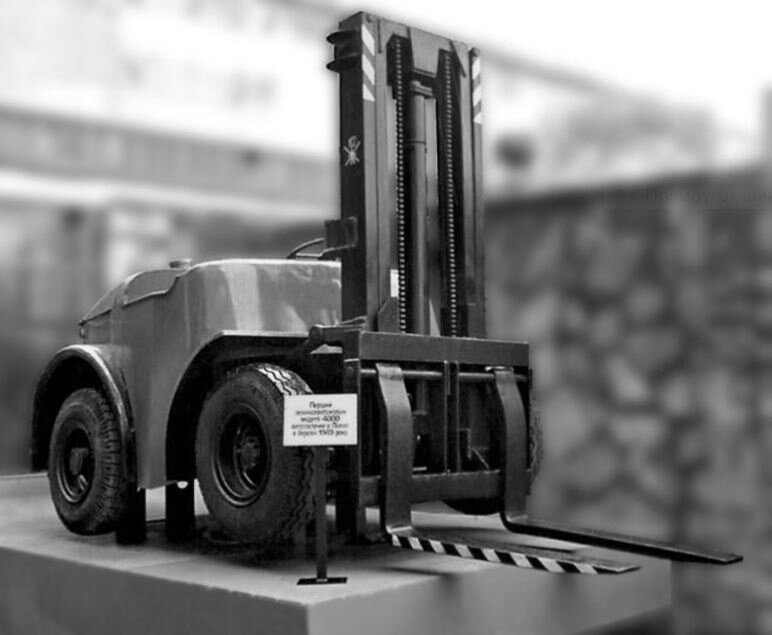 Прототип автопогрузчика Виталия Андреевича Грачёва модели 4000 выпускался на Львовском заводе автопогрузчиков с 1948 года. Адрес иллюстрации: https://mikro-f.com.ua/ru/novosti/stati/lvovskiy-avtopogruzchik-istoriya-fakty-modernizatsiya-krakh-prodolzheniye.html 