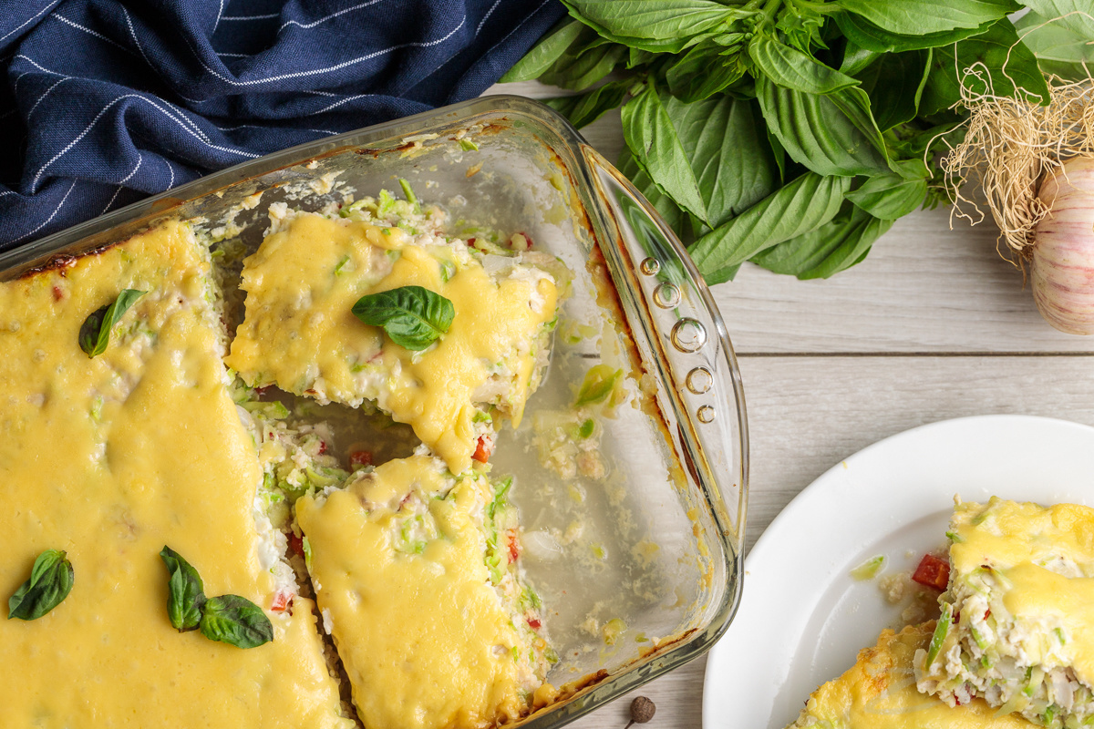 Рецепт куриной запеканки с кабачком. Запеканка кабачки цукини. Запеканка с кабачками и курицей. Запеканка из цуккини. Запеканка кабачковая с курицей и сыром.