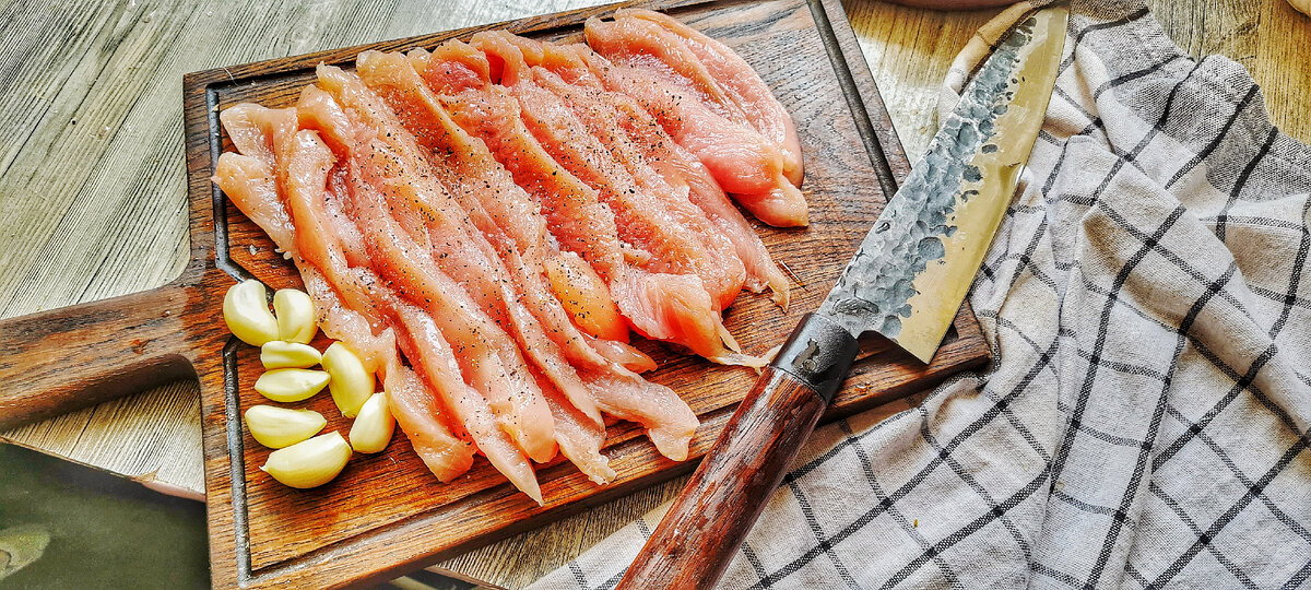 Грудку тоненько нарезать. Добавив соль и специи, обжарить на сковороде с чесноком