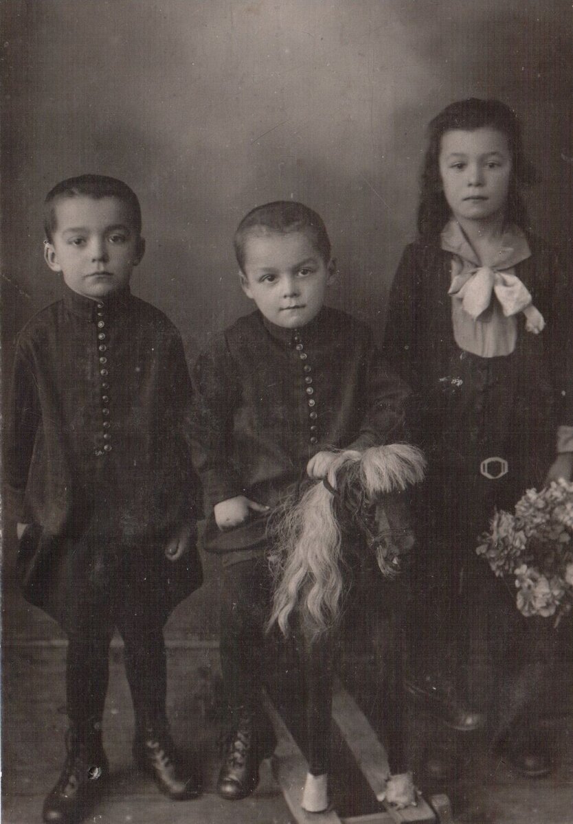 Они еще в Гурьеве. Слева: Анатолий (5 лет), Георгий (3 года), Софья (7 лет). 1928, г.Гурьев 