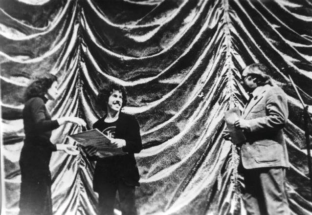 Андрей Макаревич получает грамоту от Ю. Саульского на фестивале «Весенние ритмы. Тбилиси-80». Фото: ru.wikipedia.org