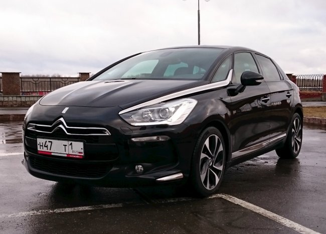 Выбор цвета в данном случае играет определяющую роль. Темный колер украдет добрую половину дизайнерских находок. Белый – выбор настоящего эстета. Завидую китайцам, только на тамошнем рынке были доступны красные DS5