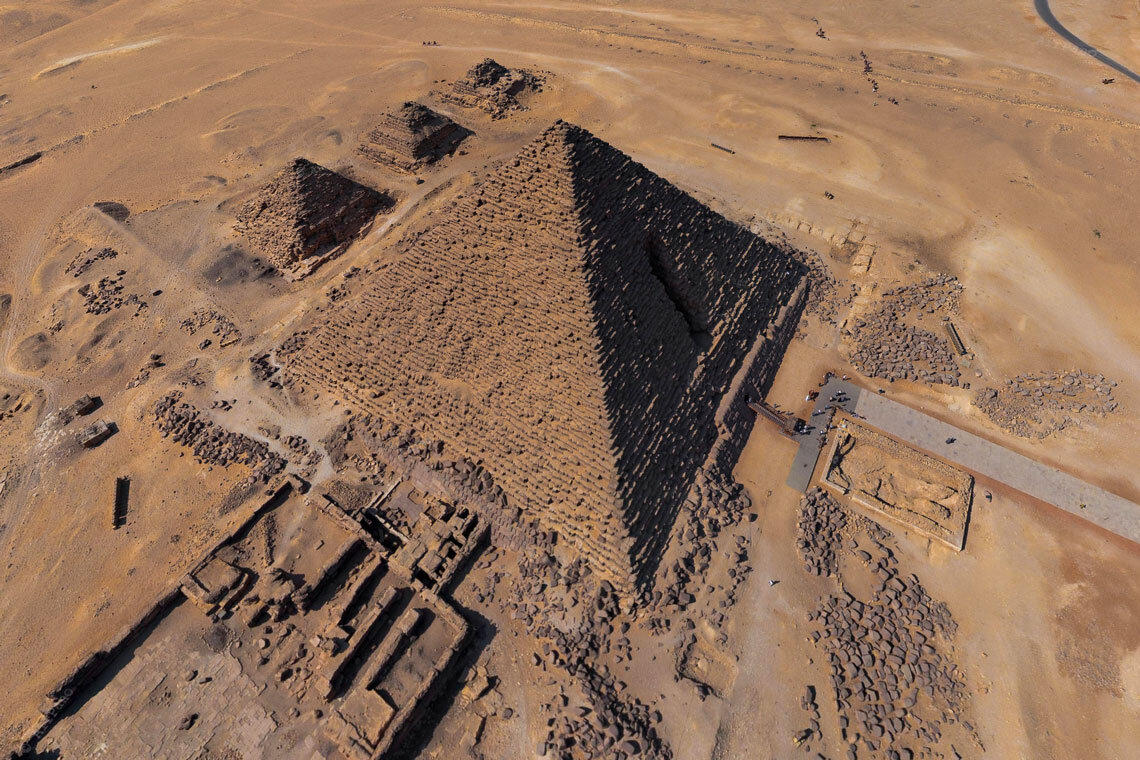 Египет 2023 2024. Пирамида Микерина в Египте. Пирамиды Гизы Микерина. Пирамида Микерина в Гизе. Пирамида Хеопса и Хефрена.