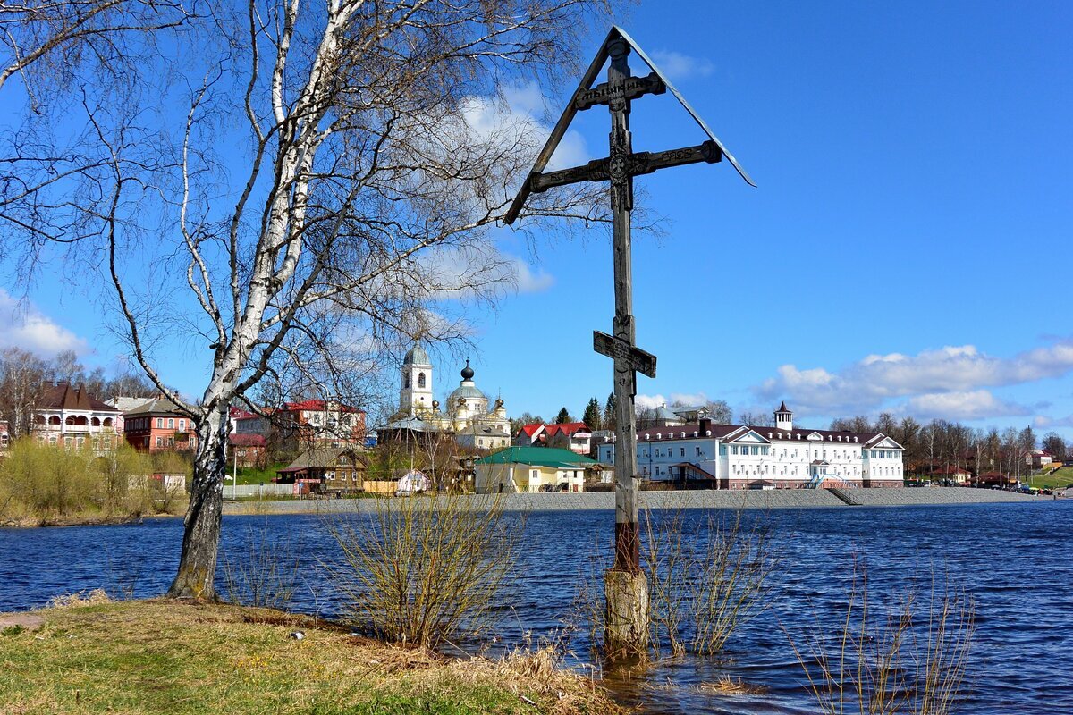 Именно здесь разбудила когда-то мышка князя и спасла тем его от змеи. Здесь князь повелел поставить часовню и при ней поселил сторожа, жилище которого стало считаться первым домом Мышкина. Со временем она исчезла, в ХХ в. горожане поставили новую, но та не пережила 1917-й год. С 1996-го здесь стоит этот памятный крест