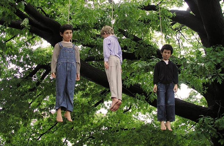 Повешенные подростки. Маурицио Каттелан повешенные дети. Маурицио Каттелана статуя. Дети повешенные на дереве.