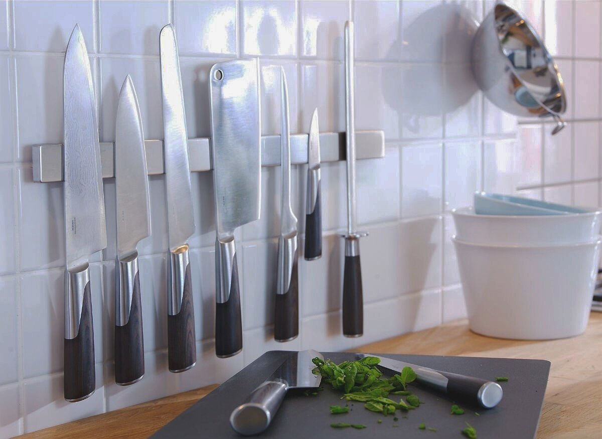 Металлическая панель, которая сама по себе может быть магнитом или внутри нее может быть магнит