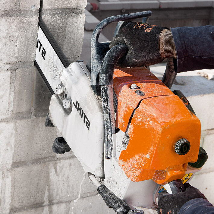 Чужой бензопилой можно пилить даже бетон и кирпич!