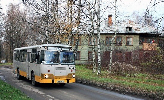      Деревенский старенький автобус. Такой родной!