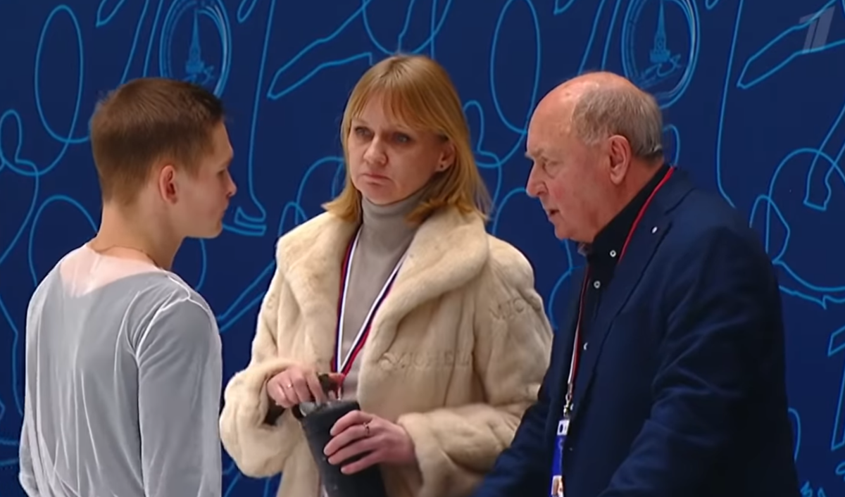 Михаил Коляда готовится к произвольной программе на чемпионате России по фигурному катанию. По итогам соревнования фигурист занял второе место. Источник фото: YouTube канал Первого канала.