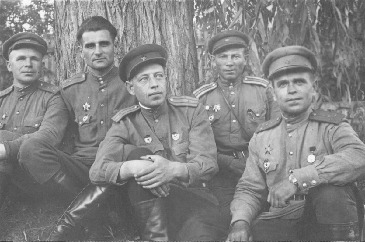 Усов В.А. крайний слева. Австрия, 10 июля 1945 года