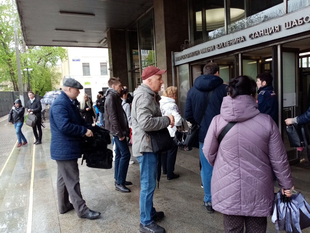 Народ собирается на входе на станцию, но здесь никого не пустят.