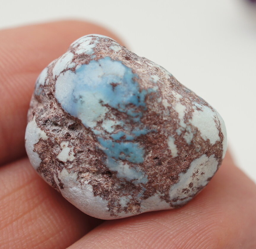 Она восстанавливает баланс мужских/женских качеств характера, способствует обретению ясности ума и духовной чистоты, внутренней собранности и спокойствия. Также Бирюза усиливает психические способности и помогает раскрытию внутреннего источника силы и способствует самовыражению. Может использоваться при эмоциональных, ментальных и физических проблемах. Помогает при депрессивных состояниях, нервных расстройствах и панических атаках. 