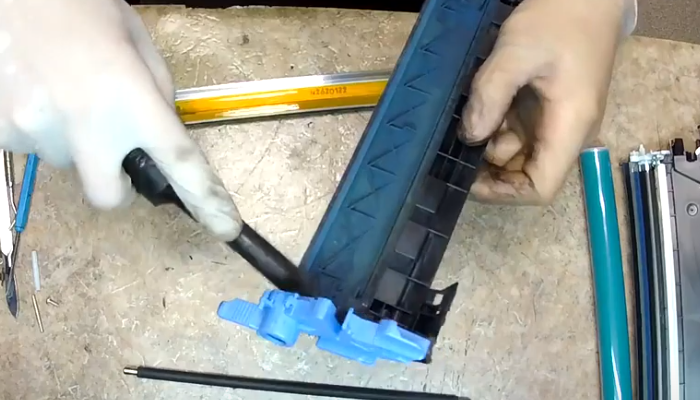 Фото 32. При установке ракеля нужно поместить его край под контакты